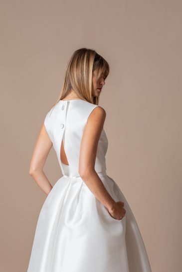femme dans une robe de mariée structurée et élégante