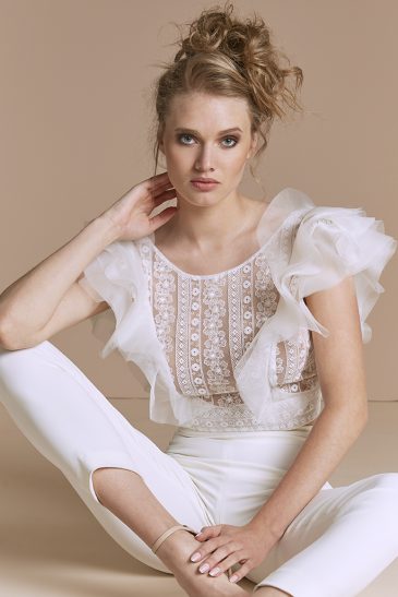 femme dans un ensemble de mariée original pour un mariage civil