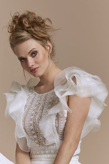 femme dans un ensemble de mariée original pour un mariage civil