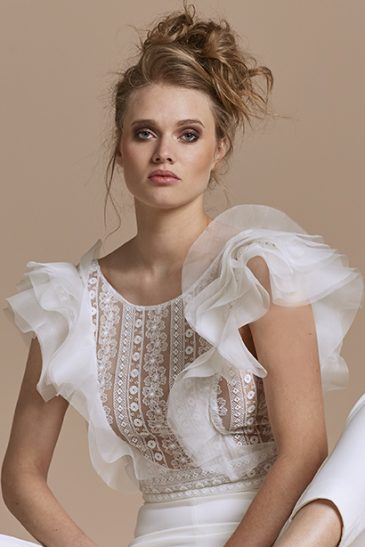 femme dans un ensemble de mariée original pour un mariage civil