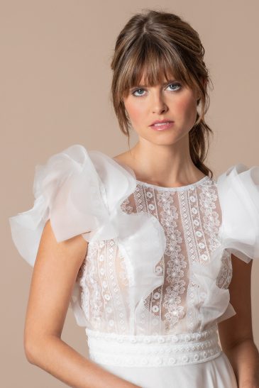femme dans un ensemble de mariée original pour un mariage civil
