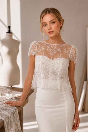 femme dans un ensemble de mariée original et romantique