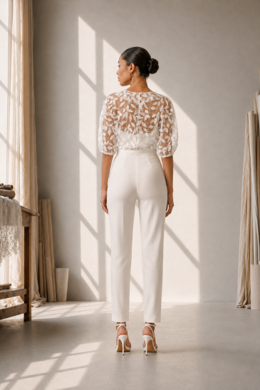 femme dans un ensemble de mariée pantalon original pour un mariage civil