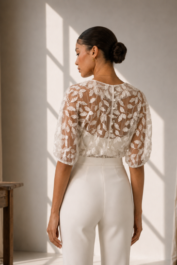 femme dans un ensemble de mariée pantalon original pour un mariage civil