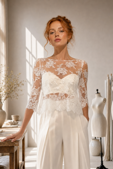 femme dans un ensemble de mariée pantalon original pour un mariage civil
