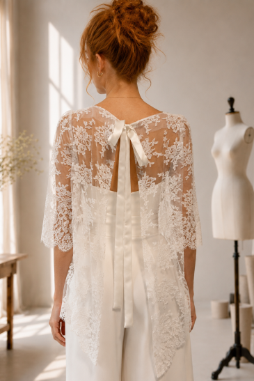 femme dans un ensemble de mariée pantalon original pour un mariage civil