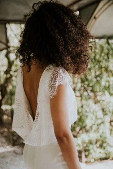 femme avec un top de mariée en dentelle de Calais-Caudry