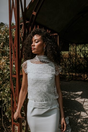 femme avec un top de mariée en dentelle dans un parc