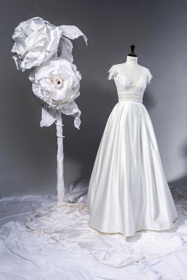 mannequin avec un top et une jupe de mariée romantique dans un studio