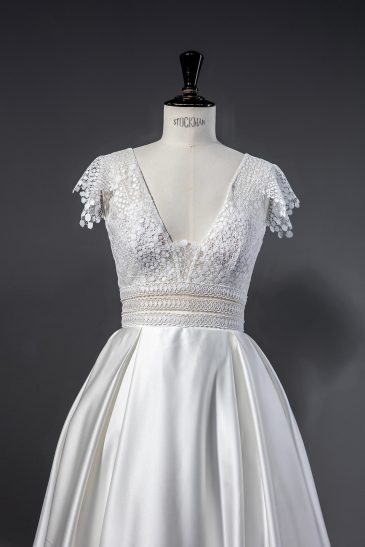 mannequin avec un top et une jupe de mariée romantique dans un studio