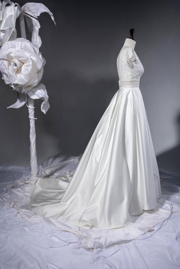mannequin avec un top et une jupe de mariée romantique dans un studio