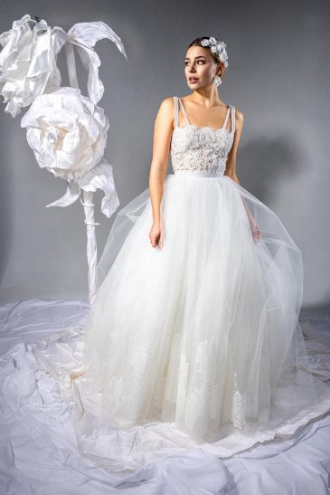 femme avec une robe de mariée princesse en dentelle et en tulle