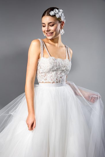 femme avec une robe de mariée princesse en dentelle et en tulle