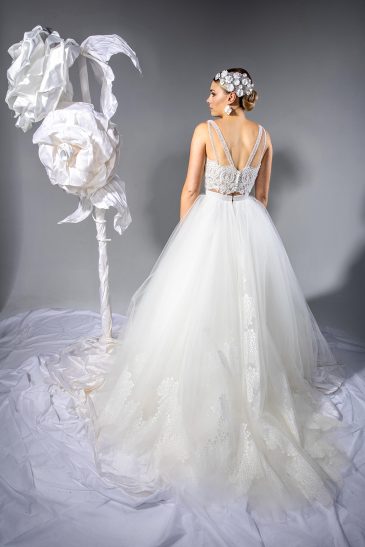 femme avec une robe de mariée princesse en dentelle et en tulle