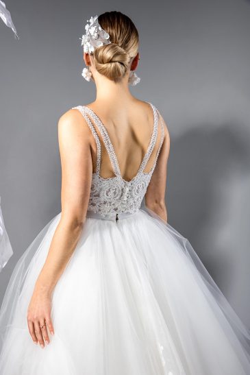 femme avec une robe de mariée princesse en dentelle et en tulle