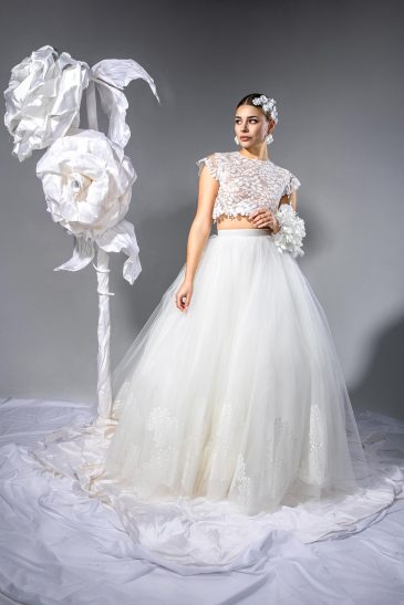 femme avec une robe de mariée princesse en dentelle et en tulle