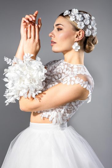 femme avec une robe de mariée princesse en dentelle et en tulle