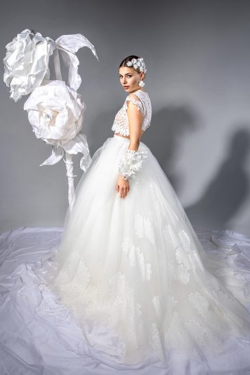 femme avec une robe de mariée princesse en dentelle et en tulle