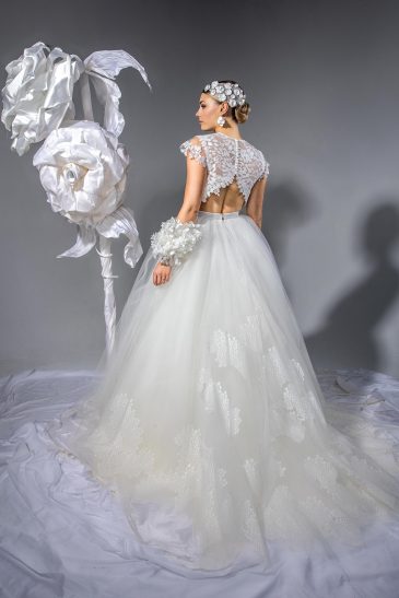 femme avec une robe de mariée princesse en dentelle et en tulle