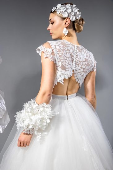 femme avec une robe de mariée princesse en dentelle et en tulle