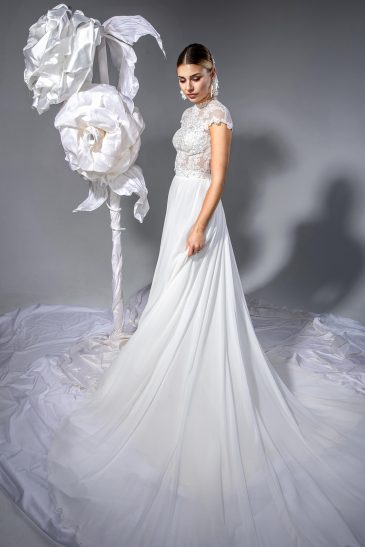 femme dans une robe de mariée fluide avec un décolleté dos nu