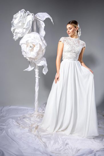 femme dans une robe de mariée fluide avec un décolleté dos nu