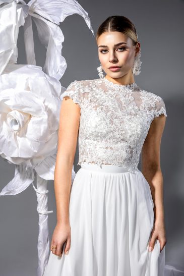 femme dans une robe de mariée fluide avec un décolleté dos nu