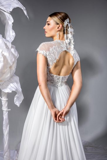 femme dans une robe de mariée fluide avec un décolleté dos nu