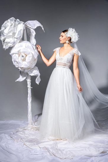 femme avec une robe de mariée bohème chic en dentelle