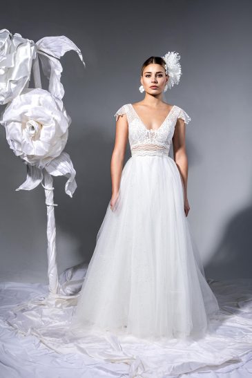 femme avec une robe de mariée bohème chic en dentelle