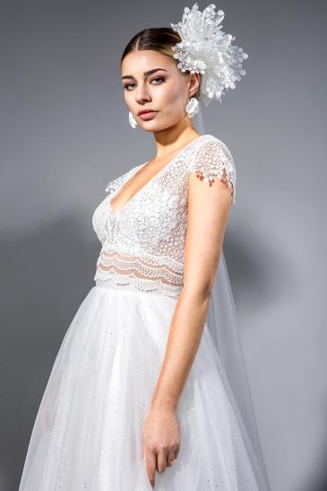 femme avec une robe de mariée bohème chic en dentelle