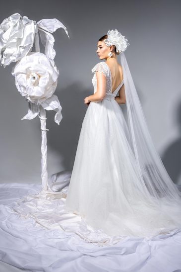 femme avec une robe de mariée bohème chic en dentelle