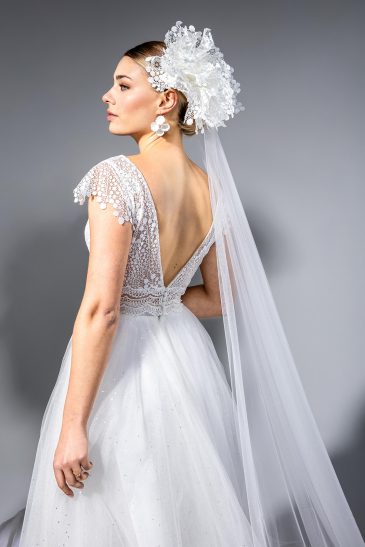 femme avec une robe de mariée bohème chic en dentelle