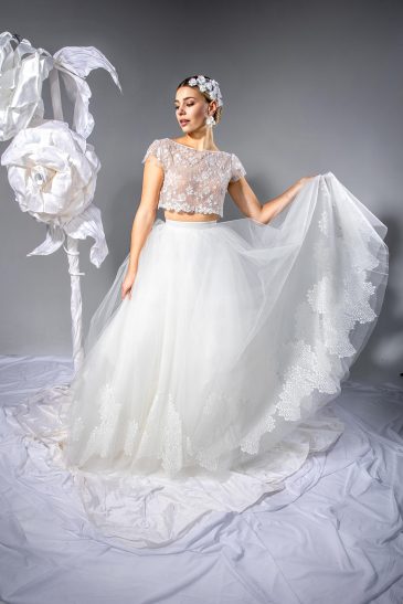 femme dans une robe de mariée princesse brillante en tulle et en dentelle
