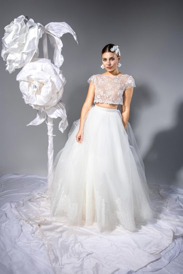 femme dans une robe de mariée princesse brillante en tulle et en dentelle