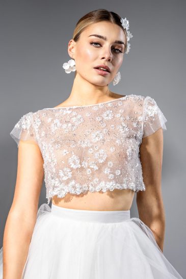 femme dans une robe de mariée princesse brillante en tulle et en dentelle
