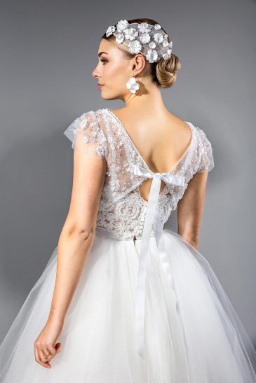 femme dans une robe de mariée princesse brillante en tulle et en dentelle