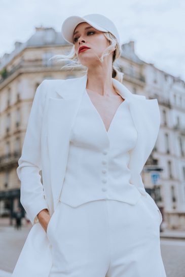 femme moderne avec une tenue de cérémonie pour un mariage civil