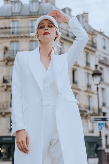 femme moderne avec une tenue de cérémonie pour un mariage civil