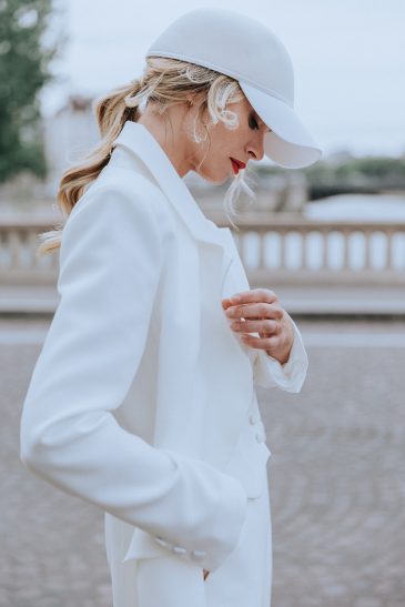 femme moderne avec une tenue de cérémonie pour un mariage civil