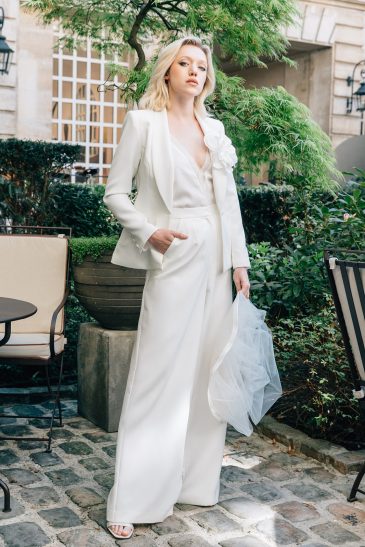 femme dans une tenue de cérémonie pour un mariage civil à Paris