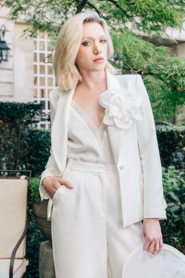femme dans une tenue de cérémonie pour un mariage civil à Paris