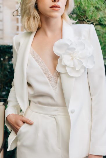 femme dans une tenue de cérémonie pour un mariage civil à Paris