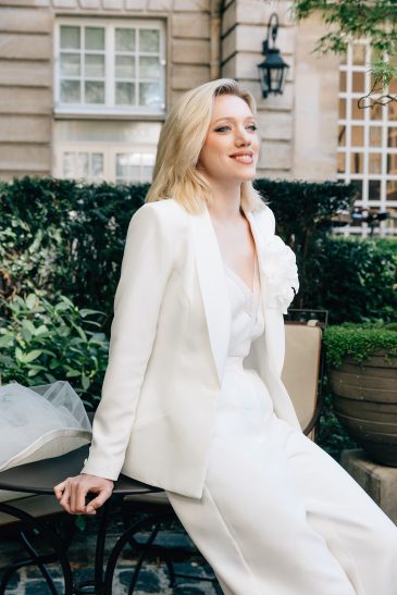 femme dans une tenue de cérémonie pour un mariage civil à Paris