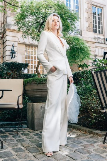 femme dans une tenue de cérémonie pour un mariage civil à Paris